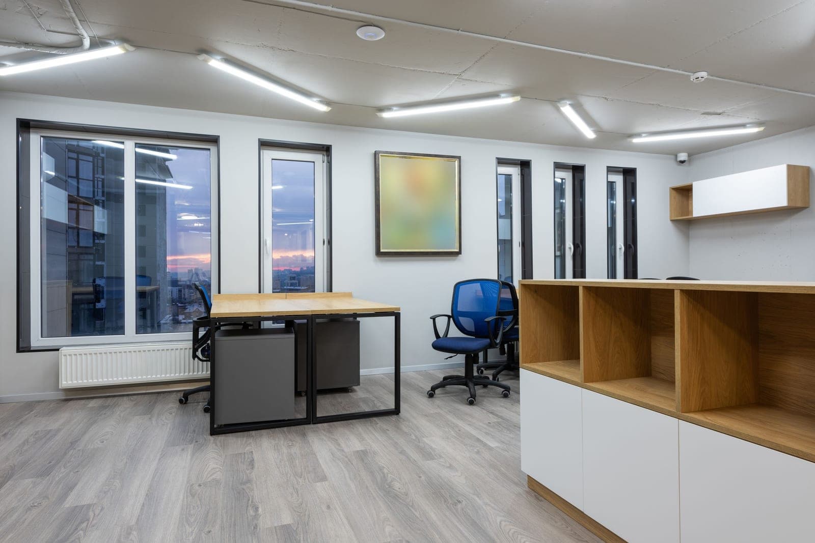Reference photo of a tidy open office with clear desks